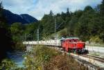 Entlang des Kieferbaches fährt ein beladener Zug der Wachtlbahn im September 1994 nach Kiefersfelden