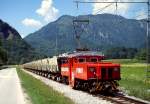 Bei Schöffau befördert eine Lok der Wachtlbahn im Juni 1999 einen beladenen Zug nach Kiefersfelden