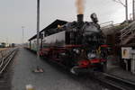 99 1734 mit P5002 nach Dippoldiswalde, am 04.04.2016 abfahrbereit im Bahnhof Freital-Hainsberg.