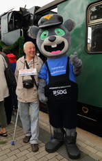  Endlich, endlich wieder von Dipps nach Kips!  Über solche Bahnfans freut sich natürlich das  Rabenauer Rußhörnchen , ein Maskottchen der Weißeritztalbahn.