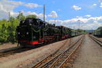 Bahnhof Freital-Hainsberg am Nachmittag des 17.06.2017. Gerade ist unter Traktion von 99 1734 und 99 1793 der erste Planzug P6003 aus Kipsdorf, nach dem Wiederaufbau der im Jahre 2002 flutzerstörten Strecke, eingefahren. Während der Abschnitt Hainsberg - Dippoldiswalde schon vor einigen Jahren wieder in Betrieb genommen werden konnte, hat es mit dem oberen Abschnitt dann doch etwas länger gedauert.
Die Loks gehen jetzt vom Zug, um im Bw restauriert zu werden. Danach steht um 15.42 Uhr, dann mit P6006, die nächste Fahrt hinauf nach Kurort Kipsdorf an.