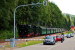 Gerade haben am Abend des 17.06.2017 99 1793 und 99 1734 mit P 6007 nach Freital-Hainsberg den Bahnhof Kurort Kipsdorf verlassen und werden gleich die B 170 (Dresden-Altenberg) überqueren.