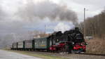 Weißeritztalbahn mit 99 1777-4 (ex DR 99 777, DB 099 741-1) von Freital-Hainsberg kommend über Dippoldiswalde nach Kipsdorf grüßt den Fotografen mit Dampfpfeife; kurz hinter