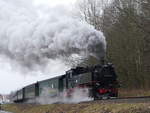 Die letztgebaute VII K Altbau hier mit EDV-Nummer Reichsbahn DDR 99 1762-6 (ex 99 762, ex DB 099 735-3) mit dem P 5002 als Weißeritztalbahn von Freital-Hainsberg bei Ausfahrt aus Freital-Coßmannsdorf durch den Rabenauer Grund nach Dippoldiswalde und weiter nach Kipsdorf; 17.03.2021

