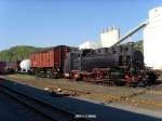 In memoriam Strukturentwicklung - So erschlossen einst Schmalspurbahnen das Industrieland Sachsen bis in seine letzten Winkel: Gterzug mit Rollwagen als Ausstellungsstck im Bf.