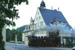 99 1771 mit P5002 am 01.07.2011 bei der Straenquerung in Freital-Comannsdorf