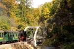 99 1771 auf Rckfahrt nach Freital-Hainsberg, kurz vor Befahren der neuen Stahlbogenbrcke ber die Rote Weieritz im Rabenauer Grund, direkt vor dem Bahnhof Rabenau gelegen.