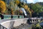 Mit lautem Pfeifen luft 99 1734 mit ihrem Personenzug am Mittag des 09.10.2010 im Bahnhof Rabenau ein.