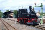 99 1608-1 beim Wassernehmen, Weieritztalbahn KBS 513 Freital-Hainsberg - Kipsdorf, Schmalspurbahn 750 mm, fotografiert im Bhf.