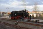 Nachdem 99 1771 am Nachmittag des 31.12.2012 am Wasserkran im Bahnhof Dippoldiswalde ihre Wasservorrte ergnzt hat, setzt sie sich jetzt zur bernahme ihres Zuges P5007 nach Freital-Hainsberg