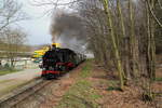 99 1734 befindet sich hier am 04.04.2016 mit P 5004 nach Dippoldiswalde gerade in Höhe des Freitaler Weißeritzparks und wird in wenigen Augenblicken in den zauberhaften Rabenauer Grund einfahren.