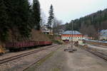 Bauzustand des Bahnhofes Kurort Kipsdorf am 04.04.2016. (Bild 3) Blick zum bereits restaurierten Empfangsgebäude. Links ist eine Garnitur Güterwagen abgestellt, die auch schon mal bessere Tage gesehen hat!