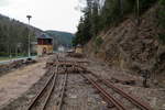 Bauzustand des Bahnhofes Kurort Kipsdorf am 04.04.2016. (Bild 4) Blick auf die Bahnhofsein- und Ausfahrt. Das historische Stellwerk und die Anzahl noch vorhandener Gleise, sind beredte Zeugen dafür, daß hier in früheren Zeiten einmal sehr reger Betrieb geherrscht hat. Leider ist und bleibt das Geschichte. Auch wenn zum heutigen Zeitpunkt (02.05.2017) der Bahnhof weitestgehend wiederhergestellt ist und in wenigen Wochen hier auch wieder planmäßiger Dampfzugverkehr stattfinden wird, so wird die Anzahl der Züge (voraussichtlich zwei pro Tag) bei weitem nicht mehr das Niveau früherer Zeiten erreichen. Dennoch ist es schön, daß der Bahnhof bald wieder seinen alten Zweck erfüllen wird, was durchaus nicht selbstverständlich ist. Seit der Flutzerstörung der Bahn beim Jahrhunderthochwasser im Jahr 2002 sind mittlerweile 15 Jahre vergangen, voll Hoffen, Bangen, Finanzierungsfeilscherei, Uneinigkeiten beim Betriebskonzept, Fragen beim Tourismus-Gesamtkonzept, zahllosen Bürgerinitiativen u.v.m.! Es grenzt an ein Wunder, daß letztendlich die Bemühungen vieler engagierter Menschen schließlich doch noch zum Erfolg geführt haben! Ein Beweis dafür, daß sich Engagement durchaus auch lohnen kann!