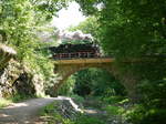 99 1734-5 (DR 99 734; DB 099 723-9) als Weißeritztalbahn Freital-Hainsberg - Dippoldiswalde im Rabenauer Grund beim Überqueren der Roten Weißeritz zwischen Coßmannsdorf und
