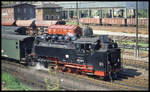 Die mit 99726 Deutsche Bahn beschriftete Schmalspurlok fährt hier am 5.5.1995 mit ihrem Personenzug in Freital Hainsberg ein.
