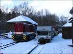 Fast sechseinhalb Jahre nach den Zerstrungen durch das Jahrhunderthochwasser wird ab 13./14. Dezember 2008 die Weieritztalbahn wieder auf dem Streckenteil Freital-Hainsberg - Dippoldiswalde verkehren. Am Bf. Seifersdorf stehen am Sonntag, 23.11.08 die beiden Dieselloks L45H-084 und L45H-358 nebst diversen Bauwagen der PRESS.
