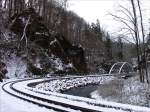 76 Monate nach den Zerstrungen durch das Jahrhunderthochwasser wird ab 13./14. Dezember 2008 die Weieritztalbahn wieder auf dem Streckenteil Freital-Hainsberg - Dippoldiswalde planmig mit Dampfloks verkehren. Oberhalb der Rabenauer Mhle wurde diese moderne Stabbogenbrcke errichtet. 23.11.2008
