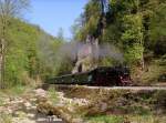 Rabenauer Grund - SDG BR99 dampft durchs Tal der Roten Weieritz mit einem Personenzug von Freital-Hainsberg ber Rabenau nach Dippoldiswalde (20.04.2009)    