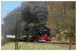 99 713 als Zuglok und 99 715 als Vorspann ziehen am 20.04.2003 gemeinsam einen Zug von Seifersdorf nach Dippoldiswalde und haben hier soeben den Bahnhof Seifersdorf verlassen. 99 715 hatte hier nach vieljhriger Abstellzeit nach erfolgter HU wieder ihre ersten Betriebseinstze. Meines Wissens haben beide VI K-Lokomotiven danach jedoch nie wieder gemeinsam einen Zug gezogen!