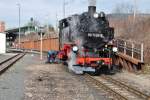 99 1746-9 rangiert nach der Betriebspause am Nachmnittag des 16.04.2010 an den abgestellten Personenzug in Freital-Hainsberg.