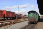 Verdrehte Bahnwelt! Bei diesem Blick in den Freital-Hainsberger Bahnhof, aufgenommen am Nachmittag des 07.10.2011, treffen zwei Gegenstze aufeinander: Links Regelspur-Gterwaggons auf