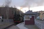 99 1771 mit P5007 am Nachmittag des 31.12.2012 beim Zwischenstopp im Haltepunkt Freital-Comannsdorf, dem letzten vor Erreichen des Endbahnhofes Freital-Hainsberg.