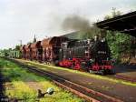 Die frisch aus Grlitz zurckgekehrte 99 1746 fhrt mit ihrem GmP - die Fracht besteht aus Braunkohlebriketts fr Dippoldiswalde - am Bahnsteig in Freital-Hainsberg vor, um die Fahrgste aufzunehmen (30. Juni 1991).