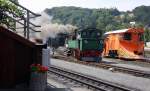 Eine Dampflok rangiert in Freital-Hainsberg(D).
Aufgenommen vom Bahnsteig von Freital-Hainsberg(D).
Bei Sommerwetter am Mittag vom 18.7.2015. 