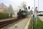 Zwei Dampfloks rangiern in Dippoldiswalde(D). 
Aufgenommen am Bahnhof von Dippoldiswalde(D). 
Bei Sommerwetter am Nachmittag vom 18.7.2015.