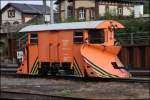 Offensichtlich schon einsatzbereit stand der Schmalspur Bahn Schneepflug 97-09-41 SPS 037 am 24.09.2015 am Depot der Weißeritztalbahn in Freital.