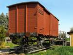 29. April 2010, Der Haltepunkt Wilsdruff der ehemaligen Schmalspurbahn Wilsdruff - Meißen ist mit viel Liebe hergerichtet und interessanten Exponaten ausgestattet. Der Verein strebt an, die Strecke bis zum Bahnhof Wilsdruff zu reaktivieren. Ein gedeckter Regelspur-Güterwagen steht auf einem Schmalspur-Rollwagen.