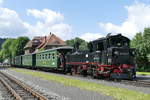 07. August 2016, An diesem Wochenende fand um Zittau die 10.Historic-Mobil statt. Der  Reko-Zug  mit der Reko-IV K 99 574 steht im Bahnhof Kurort Jonsdorf zur Ausfahrt bereit.