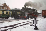 Am 30. Dezember 2002 rangiert Lok DR 99 735 im Bahnhof Bertsdorf.