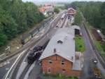 Bertsdorf am 12.08.07 ,mal ganz von oben Fotografiert,am Wasserkran 
steht die  99 749 zum Wasser fassen.  