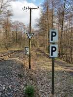 Zittauer Schmalspurbahn__An der Strecke bei Bertsdorf. Fast wie ein Arrangement im Museum : alles typisches Beiwerk einer Nebenbahn.__03-03-2024