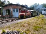 Sonderzug mit BR 199 von Oybin kommend am Lokschuppen vorbeifahrend in den Bhf. Bertsdorf, Sommer 2005