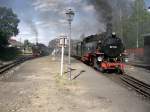 99 731 und 99 735 mit ihren Zgen nach KO Jonsdorf und KO Oybin warten auf die Doppelausfahrt. 2003-08-26.