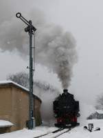 99 731 (bei Schneetreiben ohne Licht) mit dem Zug nach Oybin bei Ausfahrt aus Zittau ; 20.02.2009  