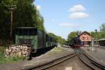 Bahnhof Bertsdorf am 01.05.'11: Neben einem abgestellten Wagenpark wartet 99 731 mit einem Personenzug-> Kurort Oybin auf Abfahrt