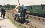 Schmalspur-Draisine bei Bahnhoffest 1992 in Zittau Hbf. Im Hintergrund Schmalspur-Personenwagen, noch als Deutsche Reichsbahn (DR).