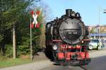 99 749 der Zittauer Schmalspurbahnen rangiert morgens kurzfristig einen offenen Wagen in den Zug, 28.04.2012.