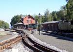 Bahnhof Bertsdorf am 17.09.2006, das linke Gleis im Vordergrund fhrt nach Kurort Jonsdorf, die beiden rechten nach Kurort Oybin, zwischen Bahnhof und einstckigen Gebude ist das Dach vom Bahnsteig