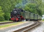 Die 1929 bei Schwartzkopff in Berlin gebaute 99 749 hat am 17.06.2014 mit dem Zug 310 gleich den Endbahnhof Johnsdorf erreicht, wird dort ans andere Ende umgesetzt und nach 11 Minuten Wendezeit kann sie dann die Rückfahrt nach Bertsdorf antreten. Der offene Wagen läuft dann natürlich direkt hinter der Lok, ideal für einen Ausflug mit weißen Hosen und gelben T-Shirts.