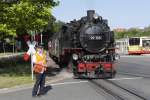 99 758 stellt ihren Zug nach Oybin bereit. Im Bild die bekannte Überquerung des Zittauer Bahnhofsvorplatzes, 7.7.14.