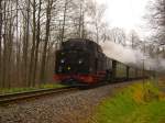 Einen Tag vor Heiligabend 2006 zieht 99 735 ihren Morgenzug von Oybin nach Zittau. Die Aufnahme entstand kurz vorm Bahnhof Bertsdorf.