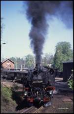 991762 fährt am 2.5.1990 mit einem Personenzug aus dem Bahnhof Bertsdorf nach Jonsdorf aus.