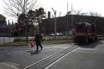 199 018 rangiert auf dem Bahnhofsvorplatz von Zittau. 12.04.2015  15:47 Uhr