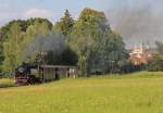 25 Jahre Zittauer Schmalspurbahn. 99 758 mit dem Reichsbahnzug auf der Zuführungsfahrt zur abendlichen Parade in Bertsdorf, hier zwischen Zittau-Vorstadt und Olbersdorf-Niederdorf am 31.07.2015.