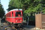 125 Jahre Zittauer Schmalspurbahn. Der Triebwagen 137 322 mittels Folie komplett in weinrot(bleibt so bis Oktober) und mit Hoheitszeichen, in Warteposition zur abendlichen Parade in Bertsdorf  am 31.07.2015.