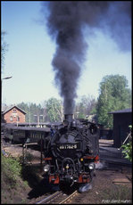 991762 fährt hier am 2.5.1990 mit dem Personenzug nach Jonsdorf in Bertsdorf aus.